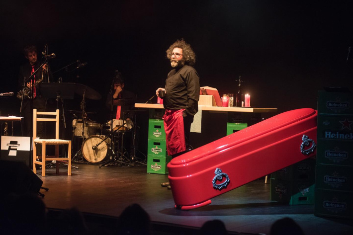 El FITT torna a l’Orfeó Canongí amb “El Bar Nuestro de Cada Día”, una obra que fusiona música i teatre